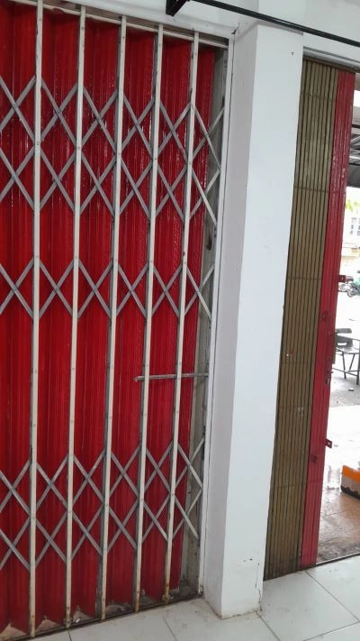 Folding gate besi tampak depan