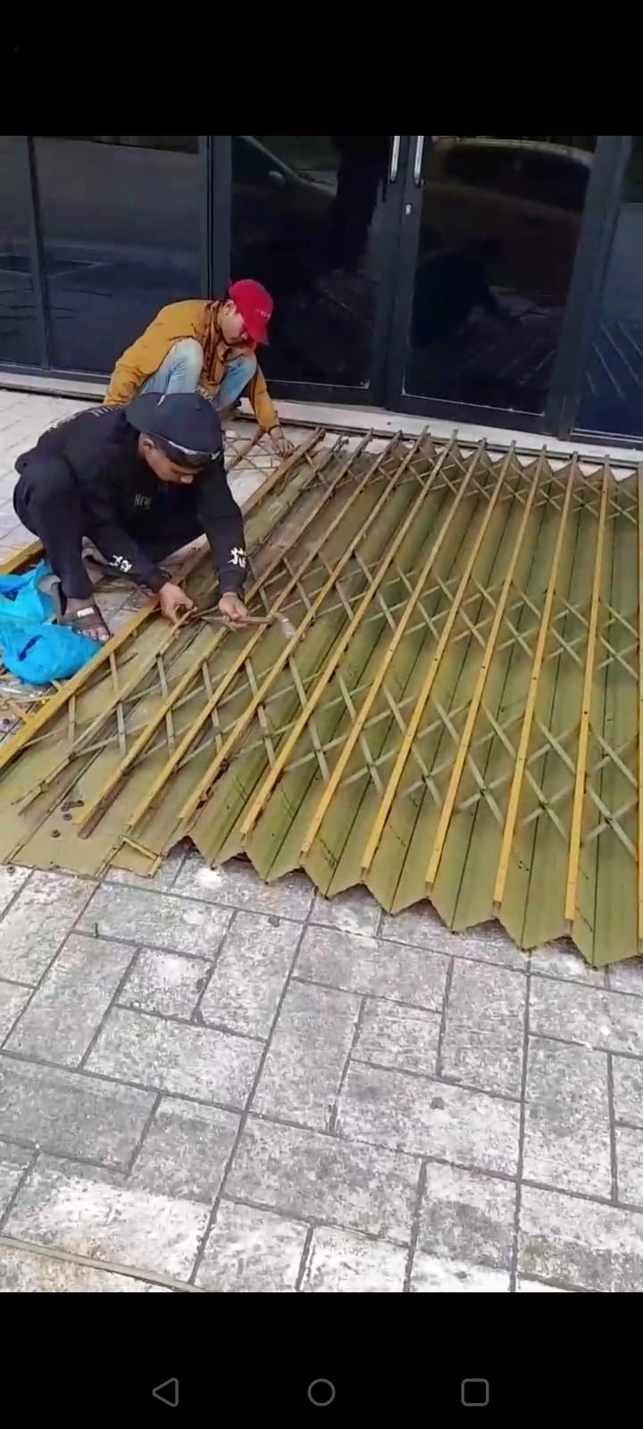 Folding gate besi tampak samping